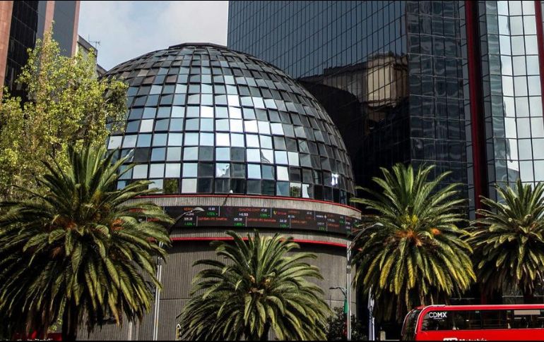 En el mercado accionario local se opera con un volumen de 460 mil 812 títulos, por un importe económico de 30.5 millones de pesos. AFP / ARCHIVO