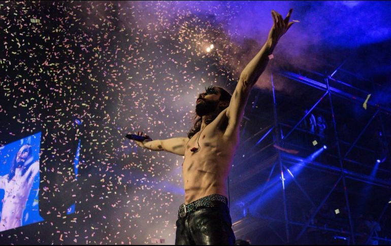 La gente gritaba cuando empezó una de las canciones que ha trascendido ritmos, años y generaciones. TWITTER / @moderatto