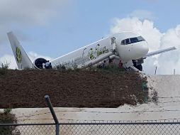 Cuando aterrizó, el piloto no pudo frenar y la nave finalmente paró en el extremo noroeste de la pista de despegue, dañando severamente su ala derecha y motor. AFP / D. Chabrol