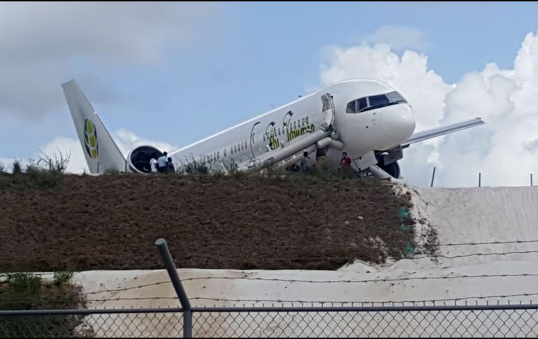 Cuando aterrizó, el piloto no pudo frenar y la nave finalmente paró en el extremo noroeste de la pista de despegue, dañando severamente su ala derecha y motor. AFP / D. Chabrol