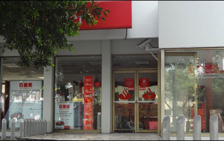 La iniciativa de reforma presentada por Monreal considera prohibir las comisiones por consulta de saldo y retiro en efectivo en cajeros automáticos internos. NTX/ ARCHIVO