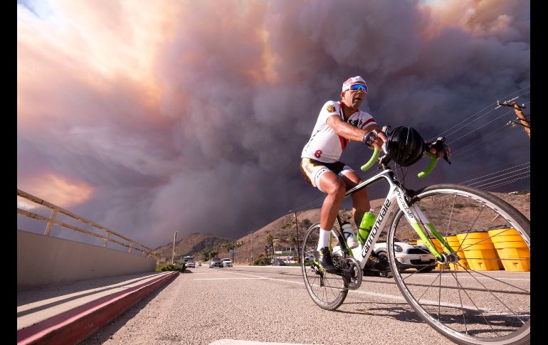 El humo se desplaza cientos de kilómetros y ha alcanzado el área de la bahía de San Francisco, donde se ha declarado alerta roja por la mala calidad del aire. AP / R. Chiu