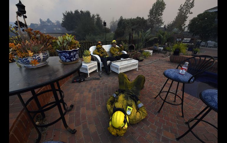 Bomberos descansan en una de las casas que cuidan e los incendios forestales. AFP / K. Djansezian