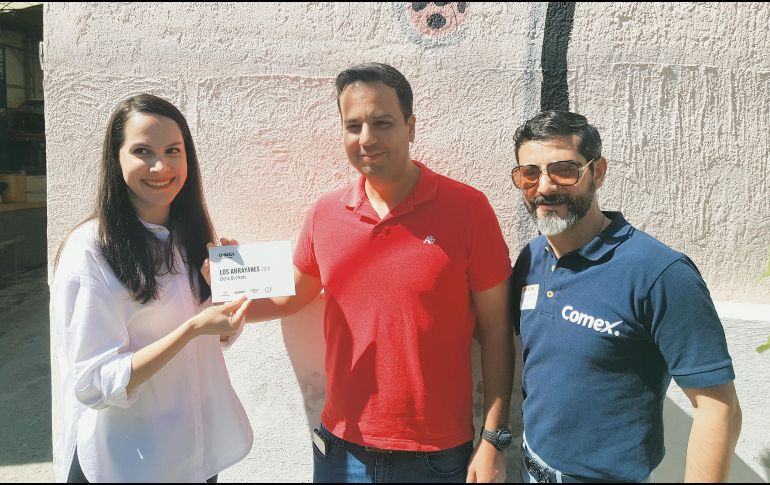 La artista, acompañada por los organizadores de la jornada Camarada. EL INFORMADOR / J. PÉREZ