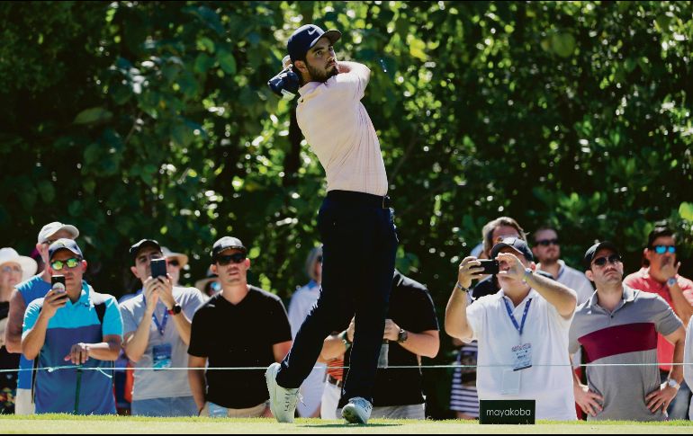 Abraham Ancer firmó una tarjeta de tres bajo par ayer, en la segunda ronda, para seguir como el mexicano mejor ubicado en El Camaleón Golf Club. AFP