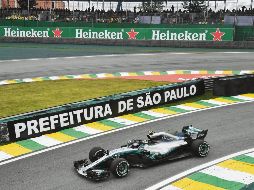 Valtteri Bottas conduce su monoplaza durante la segunda sesión de prácticas libres del Gran Premio de Brasil, en donde registró el mejor tiempo de la jornada. AFP