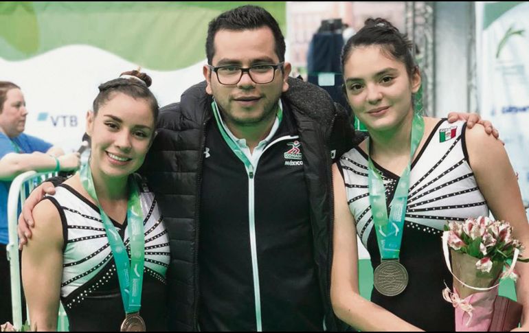 La jalisciense Dafne Navarro (izquierda) y Melissa Flores, de Nuevo León, presumen su medalla de bronce conseguida ayer. ESPECIAL