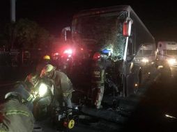 Elementos de la Cruz Roja y la Cruz Verde realizaron la valoración de los pasajeros. ESPECIAL/ Protección Civil Jalisco