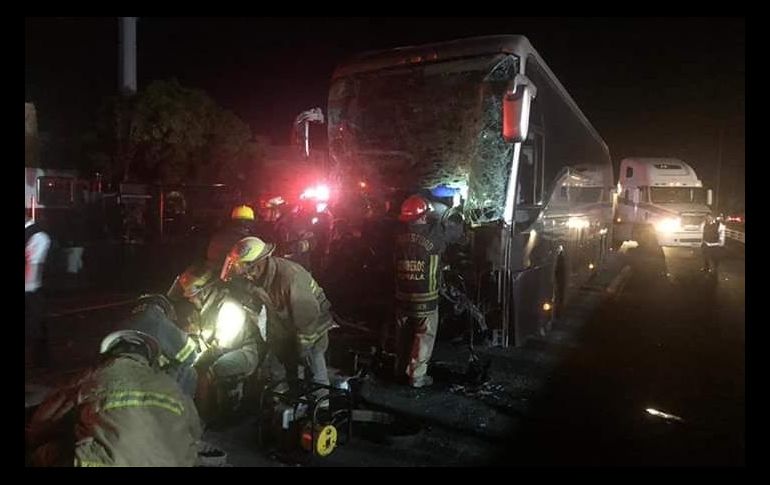 Elementos de la Cruz Roja y la Cruz Verde realizaron la valoración de los pasajeros. ESPECIAL/ Protección Civil Jalisco