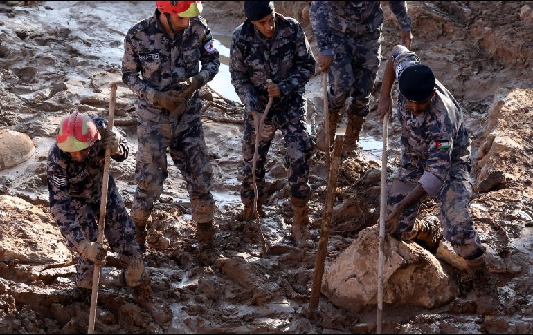 Se desplegaron helicópteros y vehículos blindados para socorrer a los habitantes atrapados por las aguas y buscar desaparecidos, según la televisión jordana. EFE/ A. Pain