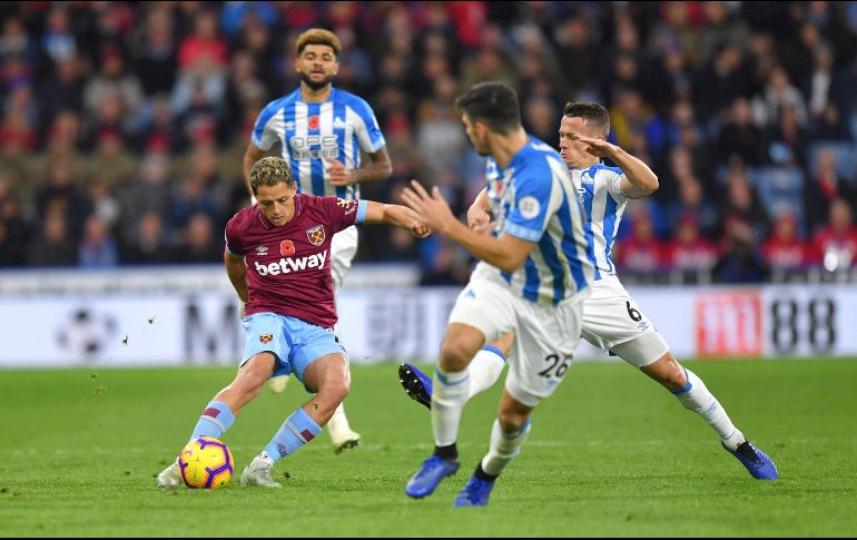 Hernández (I) tuvo tres ocasiones de gol que no logró definir. AP/D. Howarth
