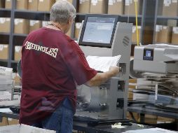 Trabajadores electorales recuentan boletas en medio de un clima de incertidumbre. AFP/J. Skipper