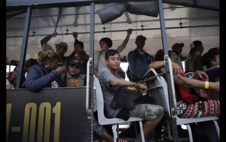 Pasadas las tres de la tarde, la autoridad dispuso de camiones para comenzar a trasladar a los centroamericanos al albergue habilitado en el Auditorio Benito Juárez. EL INFORMADOR/ F. Atilano