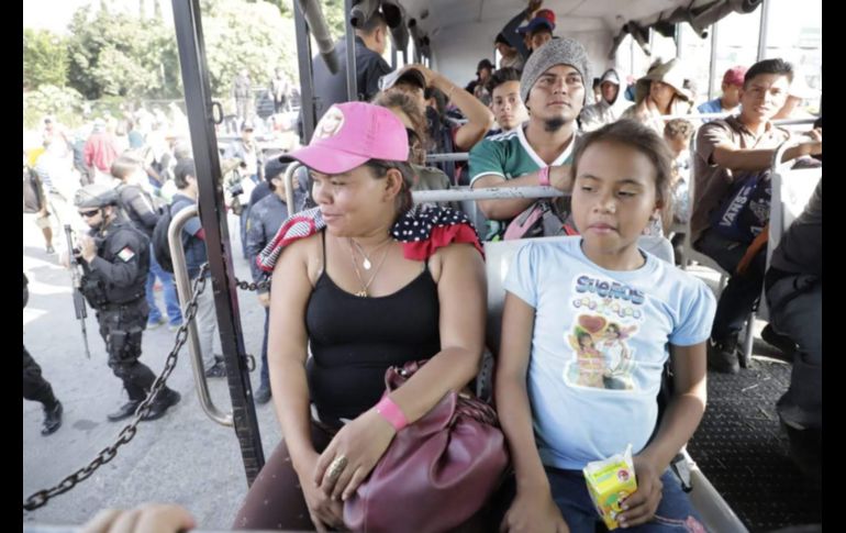 Pasadas las tres de la tarde, la autoridad dispuso de camiones para comenzar a trasladar a los centroamericanos al albergue habilitado en el Auditorio Benito Juárez. EL INFORMADOR/ F. Atilano