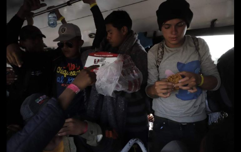 Pasadas las tres de la tarde, la autoridad dispuso de camiones para comenzar a trasladar a los centroamericanos al albergue habilitado en el Auditorio Benito Juárez. EL INFORMADOR/ F. Atilano