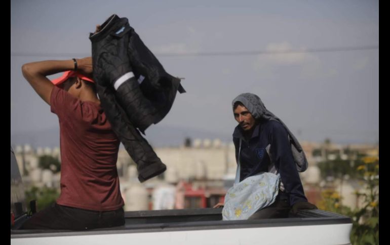 Pasadas las tres de la tarde, la autoridad dispuso de camiones para comenzar a trasladar a los centroamericanos al albergue habilitado en el Auditorio Benito Juárez. EL INFORMADOR/ F. Atilano