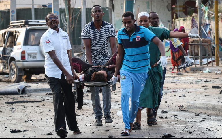 Voluntarios trasladan a uno de los heridos a un hospital cercano. AFP/H. Farah