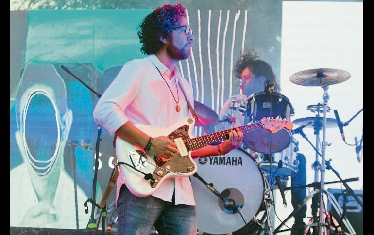 Colores Santos. Héctor Moya (voz) y Pizarro (batería) dieron muestra de sus raíces folclóricas.