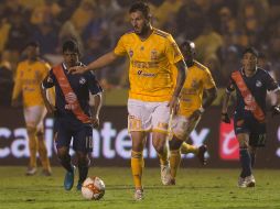 Andre Gignac (c), de Tigres, controla el balón en una jugada ante Puebla. EFE/M. Sierra