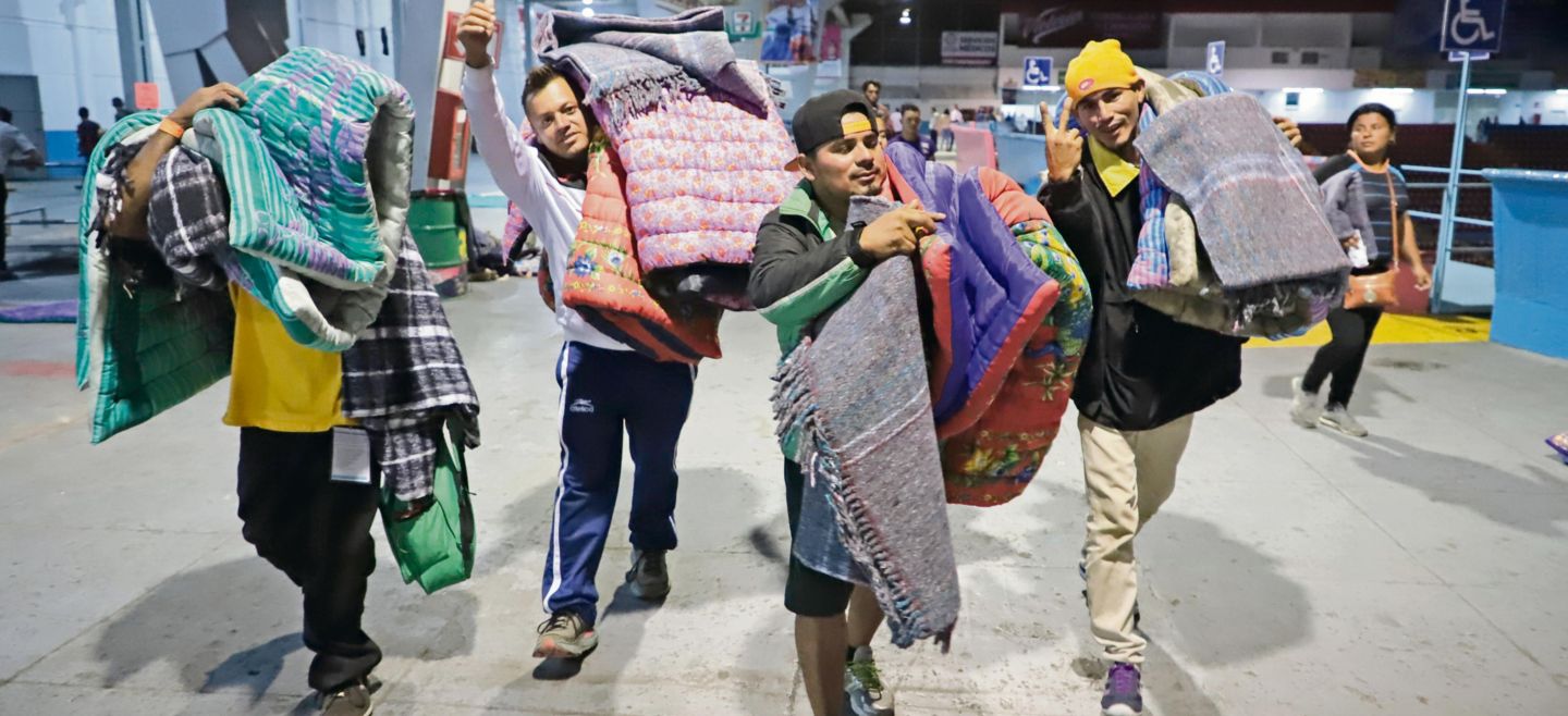 En el Auditorio Benito Juárez, los migrantes centroamericanos que llegaron desde la tarde de ayer a la Zona Metropolitana de Guadalajara (ZMG) tendrán baños, agua, cocina, gas, alimentos y unas mil colchonetas en las que podrán descansar. EL INFORMADOR / F. Atilano