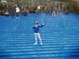 Pese a la fuerte tormenta, un seguidor de Boca no dejaba de entonar cánticos en apoyo a su equipo. EFE