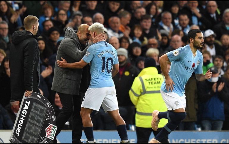 Guardiola (I) celebra con Agüero (D), autor del segundo gol del City. AFP/O. Scarf