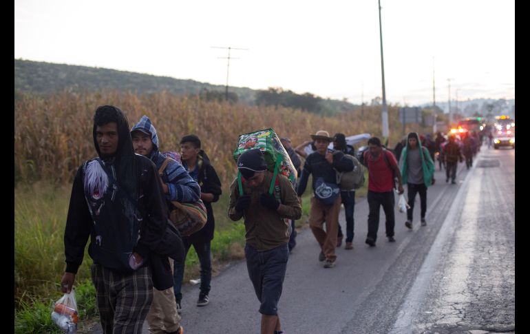 Los centroamericanos siguen la ruta de la carretera, a pie o de aventón. EFE/F. Guasco