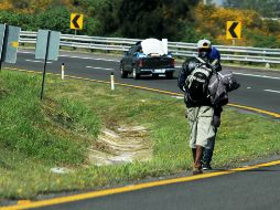 Los migrantes caminan con la esperanza de que alguien los lleve a su destino. NTX / F. García