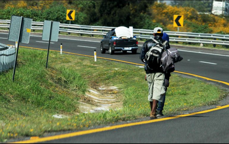 Los migrantes caminan con la esperanza de que alguien los lleve a su destino. NTX / F. García
