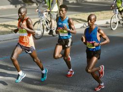 Silas Cheboit (izq.) comenzó a despegarse a poco más de siete kilómetros de terminar la ruta del Maratón Internacional de Guadalajara. EL INFORMADOR / F. Atilano