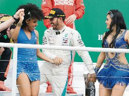 Lewis Hamilton celebró el triunfo bailando samba en el podio. Antes, Max Verstappen confrontó (recuadro) y empujó a Esteban Ocon por el choque en la vuelta 44. EFE / S. Moreira