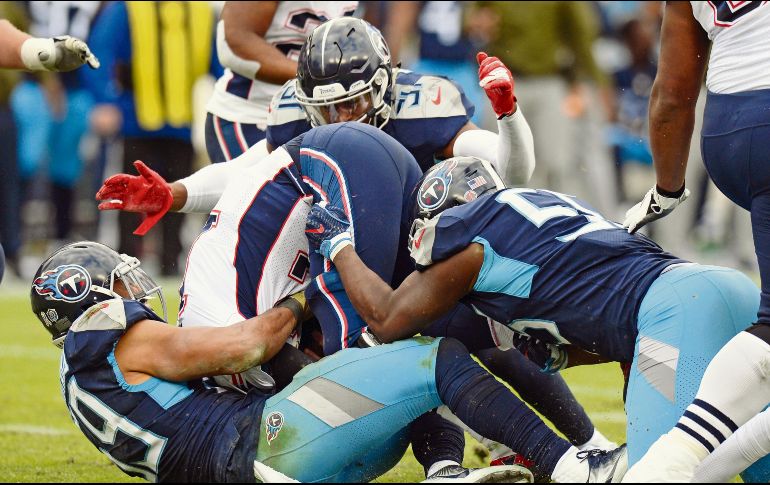 La defensiva de los Titans estuvo encima de Tom Brady todo el juego y lograron capturarlo en tres ocasiones. AP / Zaleski