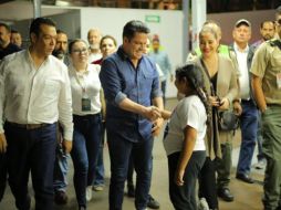 El gobernador de Jalisco, Aristóteles Sandoval, acudió ayer al albergue instalado en el Auditorio “Benito Juárez”, donde saludó a integrantes de la caravana migrante. FACEBOOK/jaristoteles.sandoval