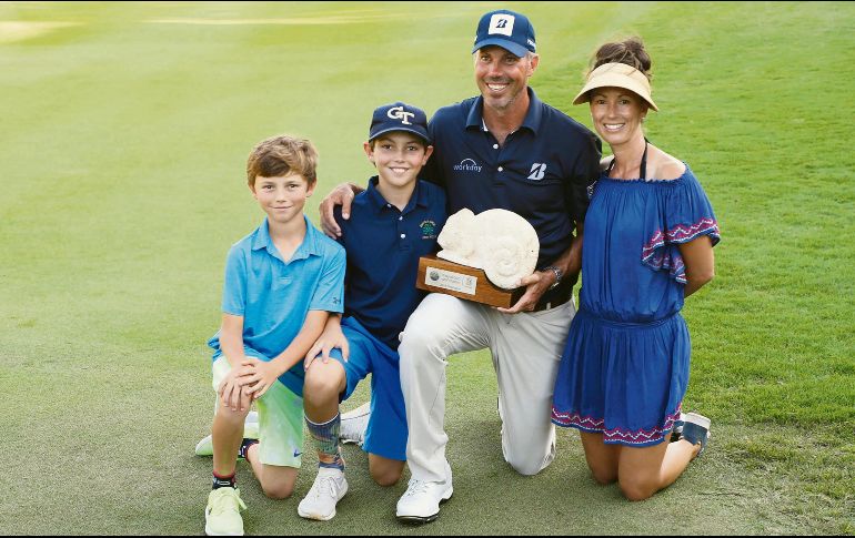 El estadounidense festejó su primera victoria en el PGA Tour desde 2014 acompañado de su familia. AFP /