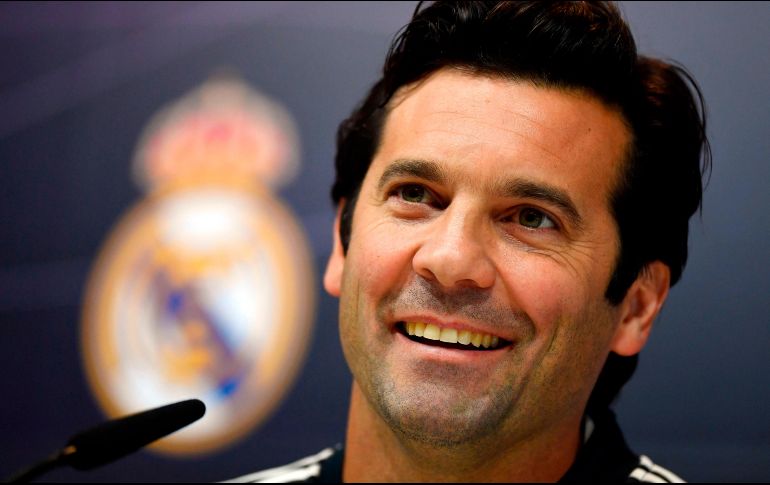 El argentino convenció a los jugadores, los aficionados y los dirigentes con su estilo sonriente y determinado pero sobre todo con sus resultados. AFP / ARCHIVO