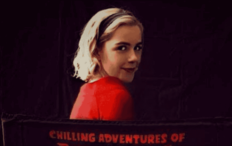 En la noche más larga del invierno, las familias se reunirán alrededor del fuego para cantar villancicos paganos y contar historias de fantasmas. INSTAGRAM / @sabrinanetflix