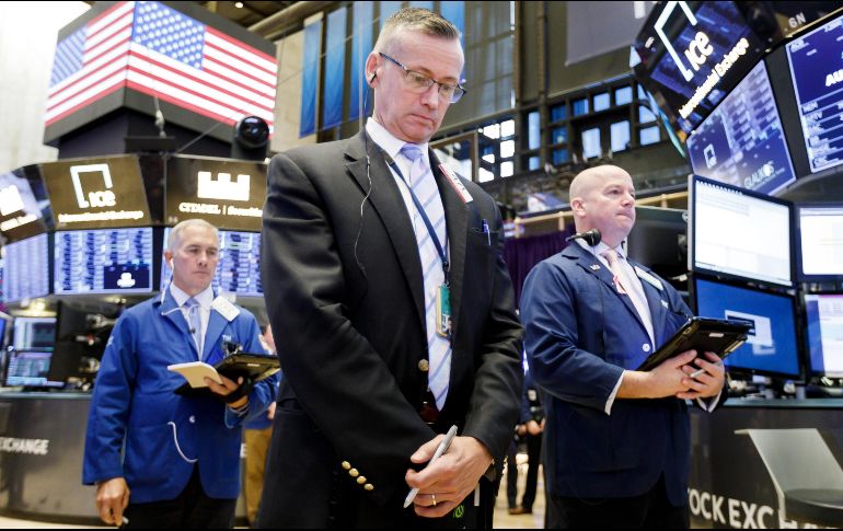 Trabajadores de la bolsa respetan un minuto de silencio con motivo del Día de los Veteranos durante su jornada laboral. EFE/J. Lane