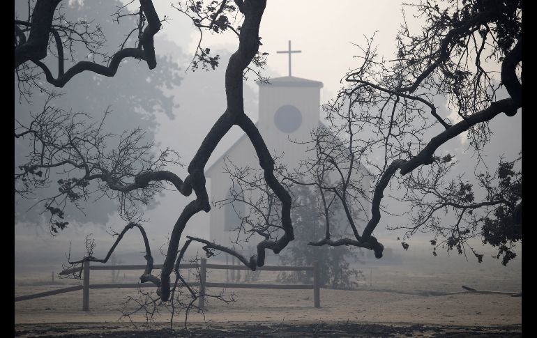 Un templo del estudio Western Town entre humo.