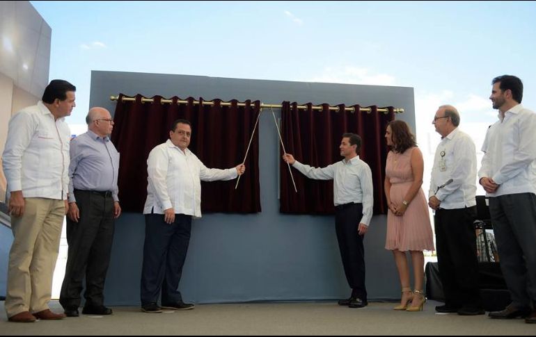 El mandatario develó las placas inaugurales del Centro Estatal de Oncología 