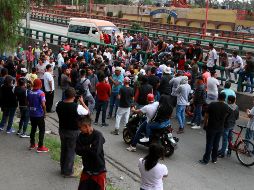 Policías permanecen sobre la Autopista México-Pachuca, donde un grupo de jóvenes bloquea la circulación con un tráiler. NTX/F. Estrada