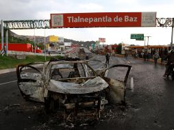 Personas prendieron fuego a las barricadas, a fin de continuar con el cierre de la autopista. NTX / F. Estrada