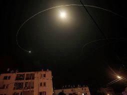 El sistema de antimisiles del domo de hierro israelí dispara un misil interceptor hacia cohetes disparados desde la Franja de Gaza. EFE/A. Safadi
