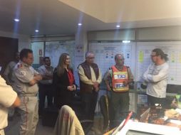 Fernando Olvera entró al puesto de mando, donde se le explicó la cantidad de personas migrantes que hay en el recinto. ESPECIAL