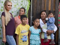 Varias familias esperaban a Hilton, quien mostró una actitud positiva en todo momento. AFP/A. Nava