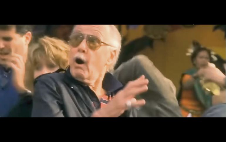 “Spider-Man” (2002). Tras una explosión, el incauto Stan Lee salva a una niña del peligro.