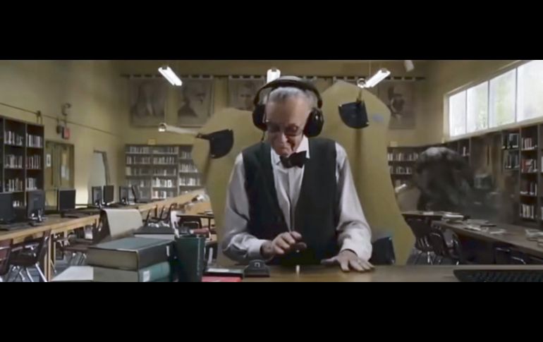 En una sorprendente secuencia de cine, Stan Lee interpreta a un personaje que se salva de morir en medio de la batalla gracias a “Spider-Man” y a que lleva auriculares con música clásica y no se da cuenta del peligro.
