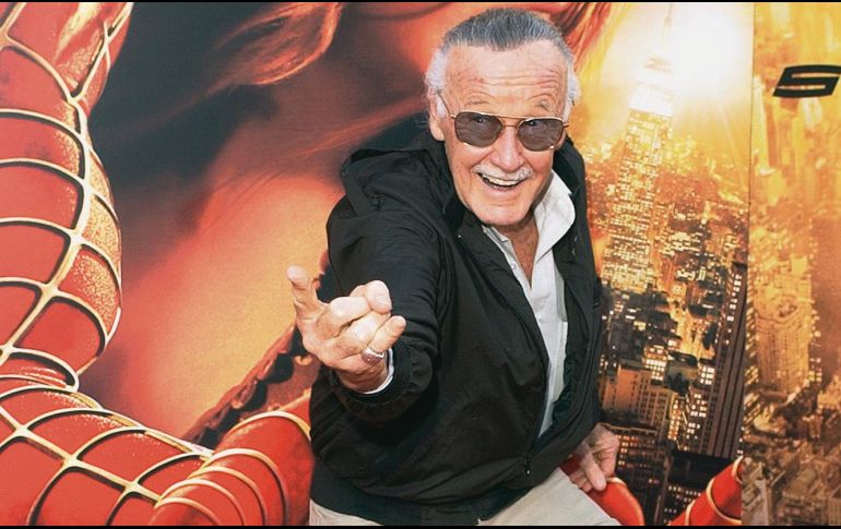 Foto tomada en 2004, Stan Lee posa en la premier de “Spider-Man 2”. AP