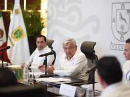 El presidente electo, Andrés Manuel López Obrador, encabezó una reunión  con los gobernadores de Chiapas, Campeche, Tabasco, Yucatán y Quintana Roo para impulsar los trabajos del Tren Maya. NOTIMEX/Prensa AMLO