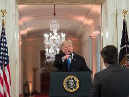 Señalan que ''la revocación ilícita'' de las credenciales de Jim Acosta viola el derecho de libertad de expresión garantizado en la Primera Enmienda de la Constitución. AFP / ARCHIVO