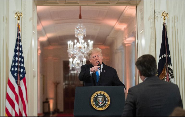 Señalan que ''la revocación ilícita'' de las credenciales de Jim Acosta viola el derecho de libertad de expresión garantizado en la Primera Enmienda de la Constitución. AFP / ARCHIVO